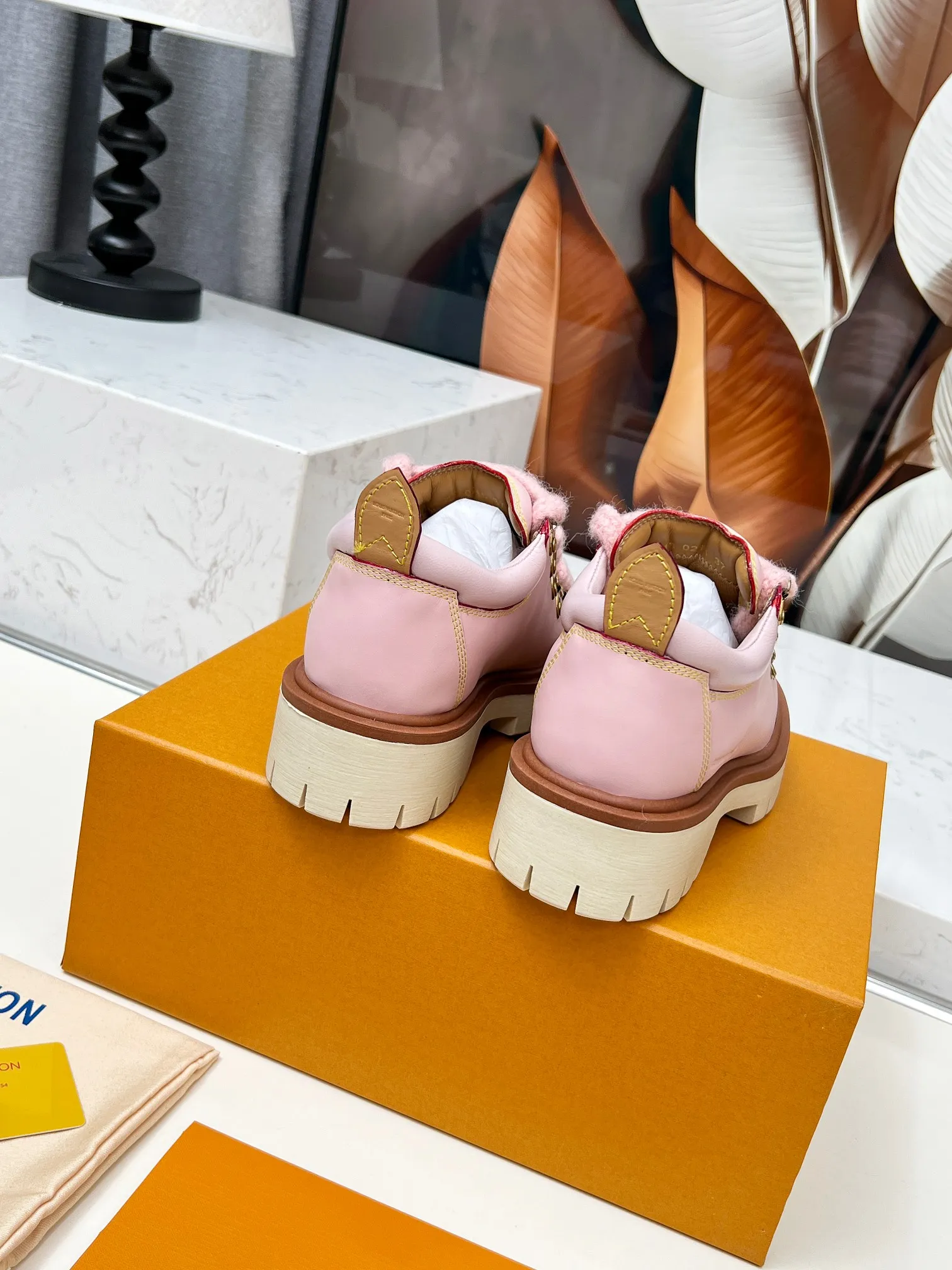 p660💰"Couple Style" LV Louis Vuitton's 2025 autumn and winter new style, developed one-to-one from the original version, retro fashionable, handsome and cool mountaineering derby shoes are now available.  Material: Imported first-layer cowhide Lining: Imported lambskin Outsole: Original molded TR non-slip outsole Sole height: 3.5cm Shoe size: Same style for men and women 35-45